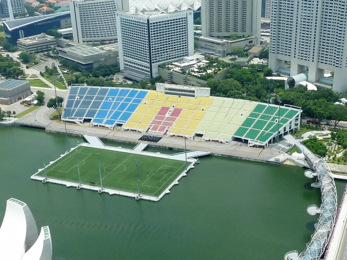 post card blog-estadios-futebol-estranhos-thefloat-singapura-footballteam.webp