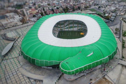 Estes são os estádios de futebol mais estranhos do planeta