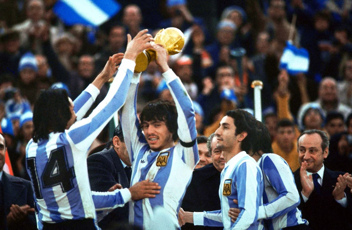 post card blog-futbolemotionportugal-chuteiraspelenatural-vs-sintéticas-1.webp
