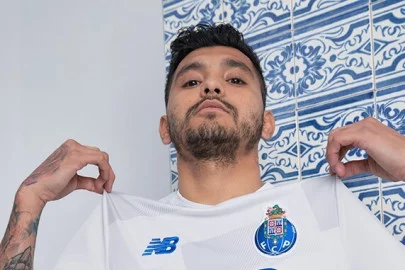 camisola-alternativa-fcporto-2021-blogs-futbolemotionpt-2.webp