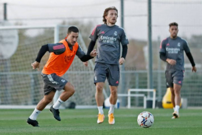 Hazard, Mbappe... probando Mercurial 21 Blackout ¿Qué trama Nike?