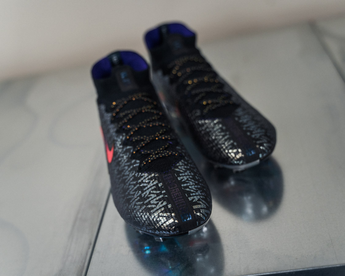 chuteira lebron mbappe