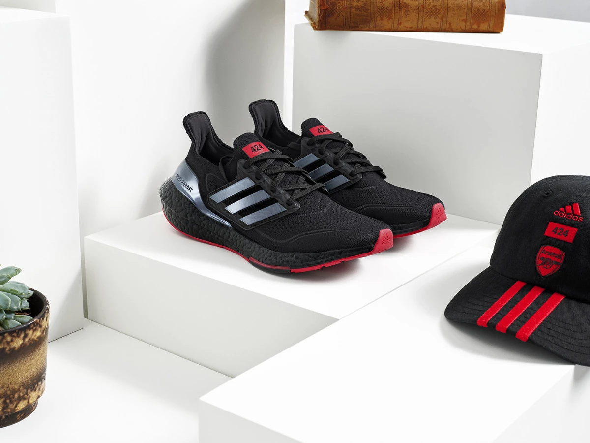 post card H22604_Arsenal_x_424_13_ultraboosts_hero_267_50.webp