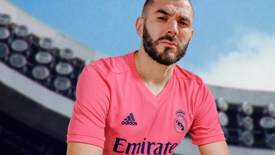 post card post-las-tecnologias-de-las-camisetas-de-futbol-benzema-rosa.webp