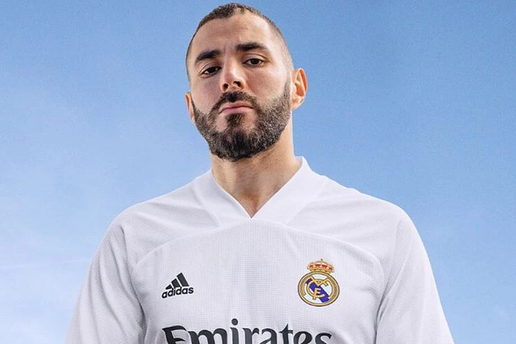 post card post-las-tecnologias-de-las-camisetas-de-futbol-benzema.webp