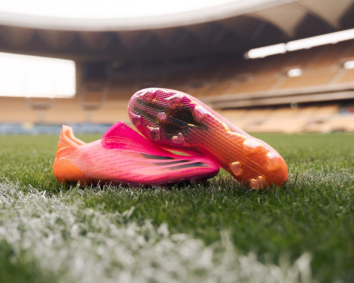 post card post-suelas-de-boptas-de-fútbol-X-ghosted.webp