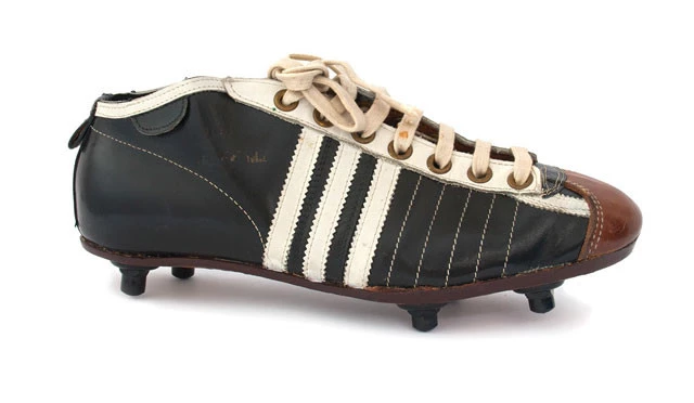 post card post-suelas-de-botas-de-fútbol-antigua.webp
