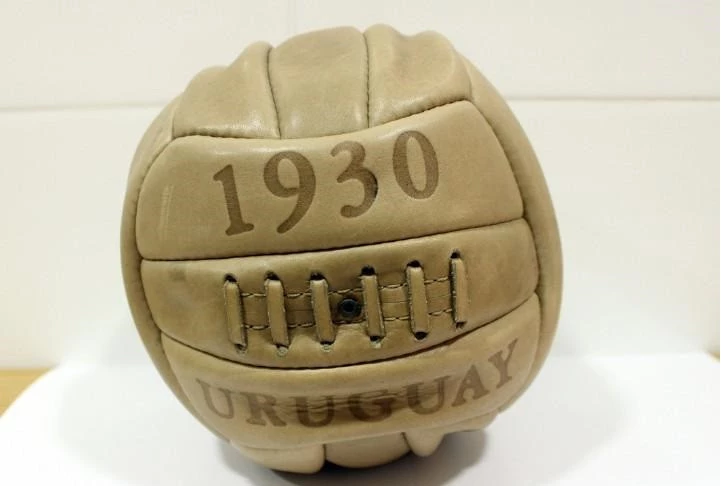 post card 1630258910post-evolución-balones-de-futbol-1930.webp