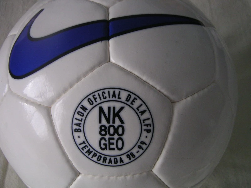 post card post-evolución-balones-de-futbol-nike-geo.webp