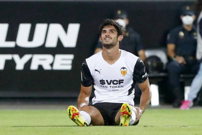 ¿Por qué los futbolistas profesionales usan botas de hierba artificial?