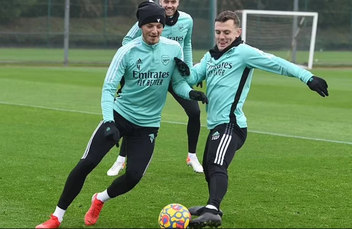 post card post-wilshere-new-balance-blackout-lateral.webp