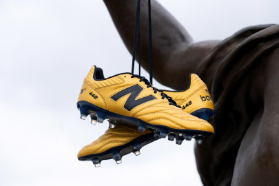Chuteiras douradas New Balance 442 V2