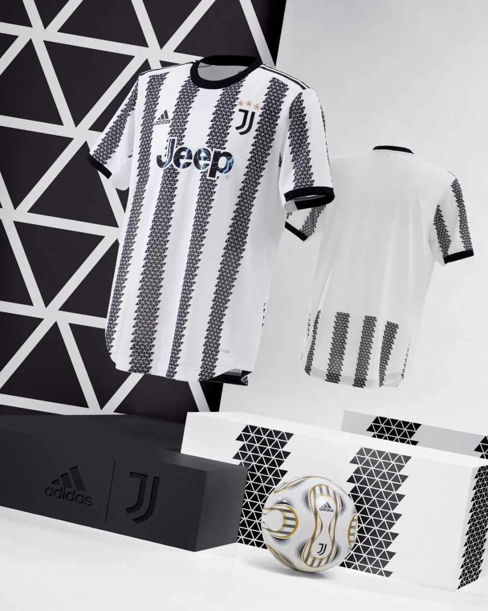 post card 1023152-H23544_JUVENTUS_FW22_HOME_HANGING_4x5.webp
