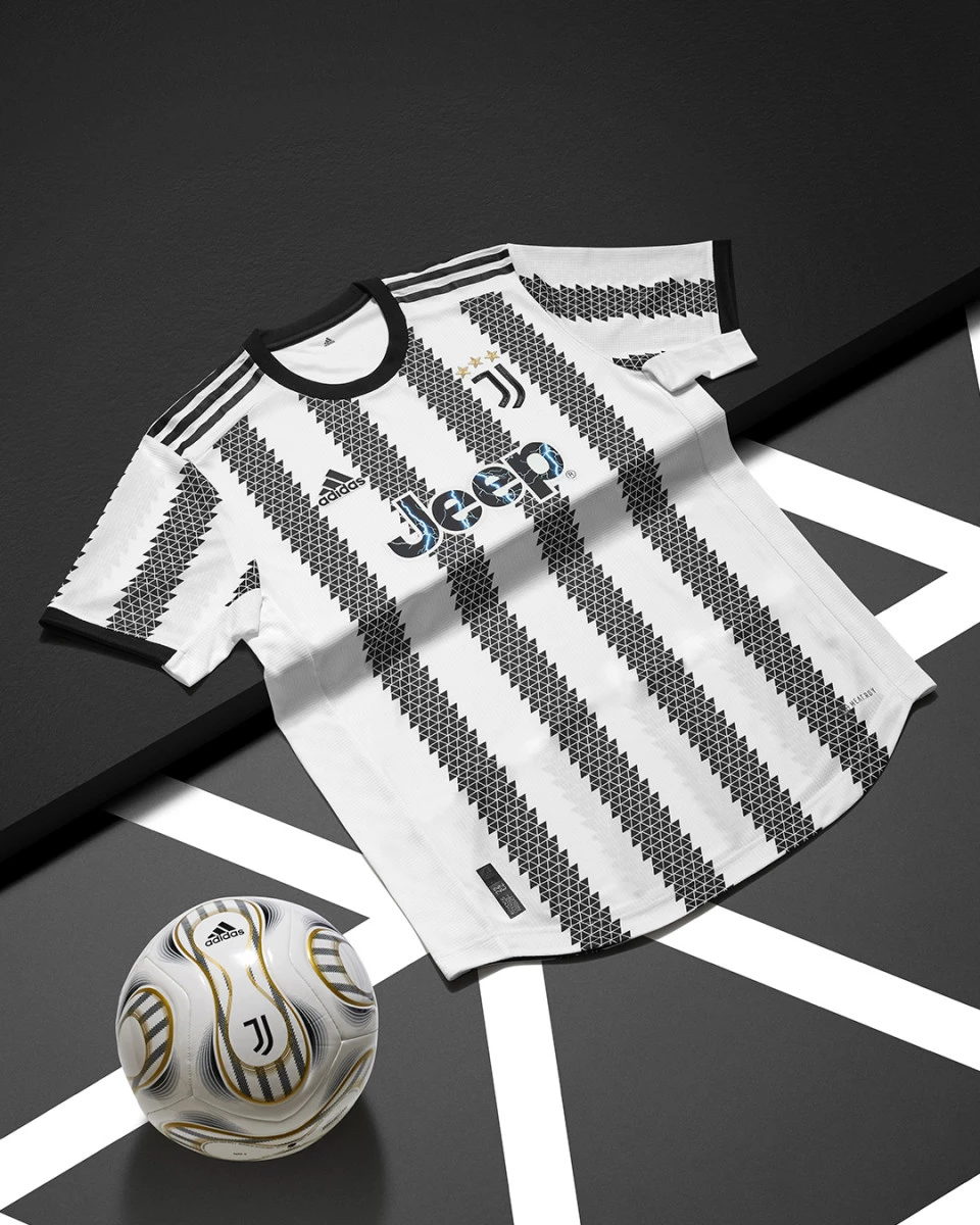 post card 1023157-H23544_JUVENTUS_FW22_HOME_LAYDOWN_SHOT-1_4x5.webp