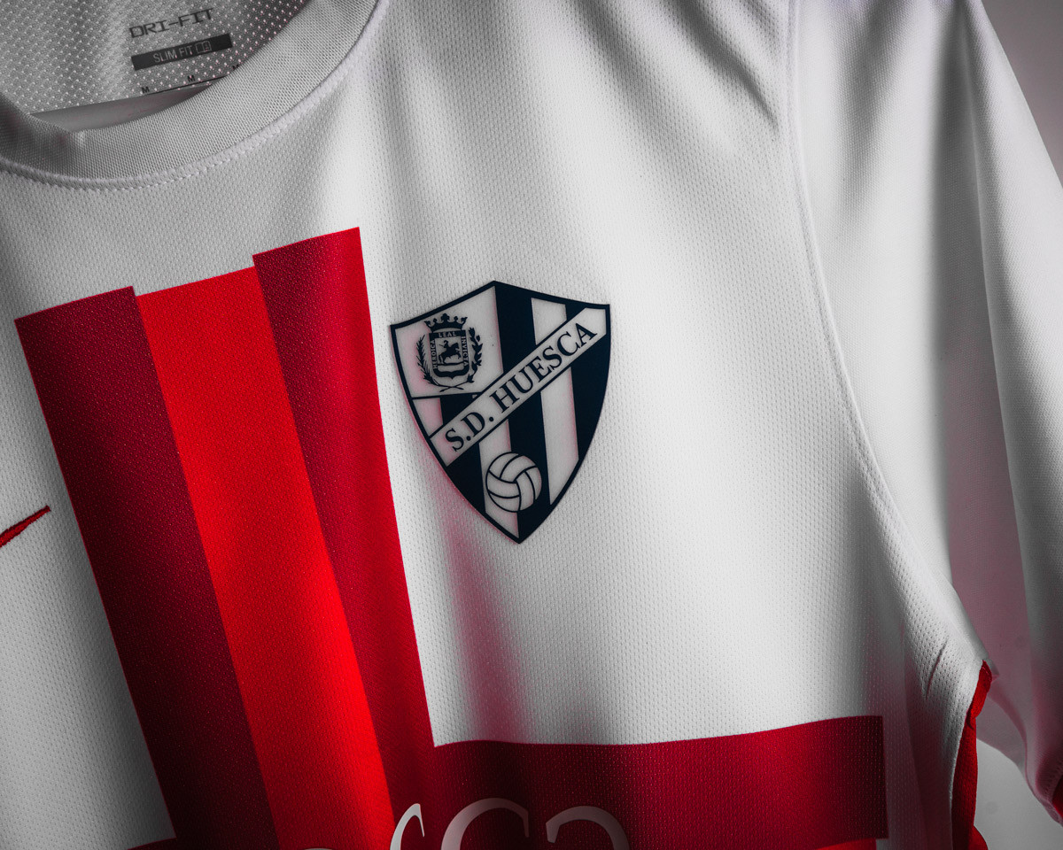 Molestia zorro Kakadu La camiseta de la cruz de San Jorge de la SD Huesca - Blogs - Fútbol Emotion