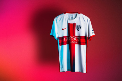 La camiseta de la cruz de San Jorge de la SD Huesca