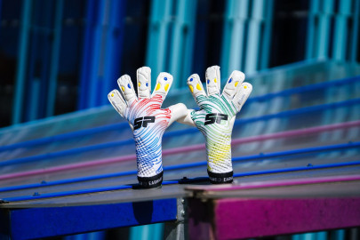Nuevos guantes SP Futbol Earhart exclusivos de Misa Rodríguez