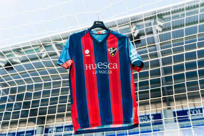 Huesca es fútbol real, Soka presenta la nueva camiseta de la Sd Huesca