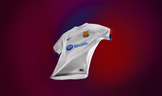 Barcelona apresenta a sua nova camisola alternativa para a nova temporada