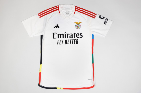 Branca e Vermelha, assim é a nova camisola alternativa do SL Benfica 2023/24