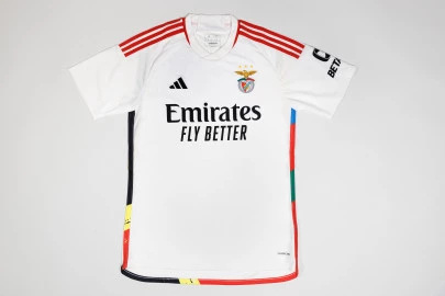 blogs-futbol-emotion-portugala-nova-camisola-alternativa-sl-benficacapajpg0.webp