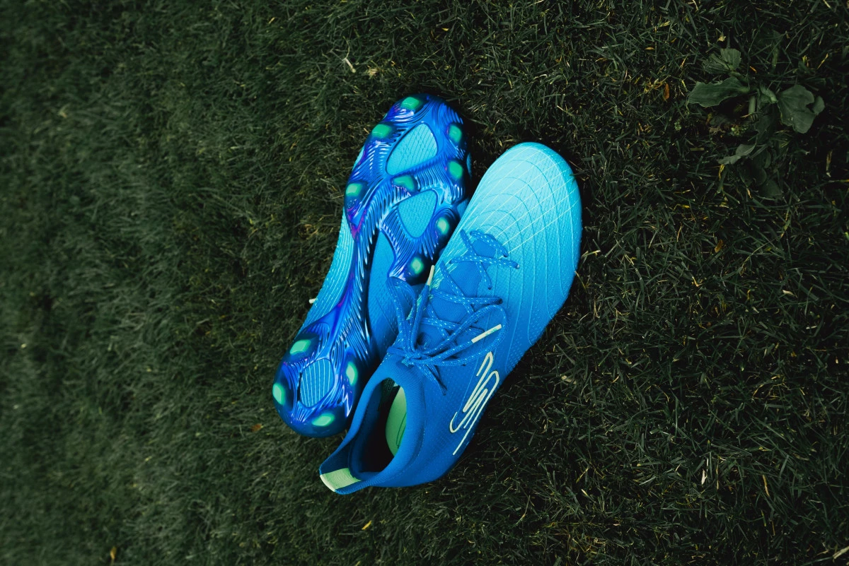post card blogs-futbol-emotion-top-secret-bootsharry-kanechuteiras-skechers3jpg3.webp