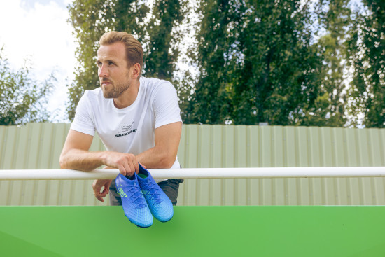 Harry Kane apresenta as novas chuteiras Skechers