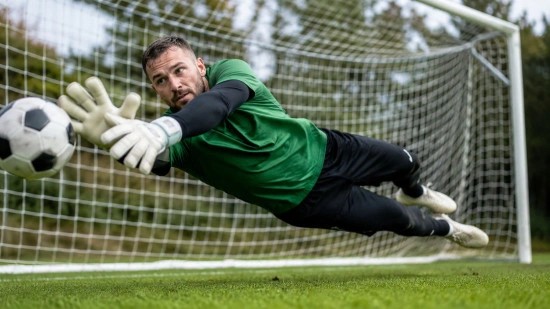 card How to choose your goalkeeper gloves: a guide to making the right choice