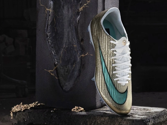 card Kylian Mbappé's new boots