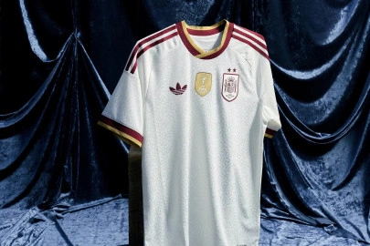 card La camiseta blanca de la selección española de 2 estrellas.