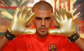 Los nuevos guantes PENALTY de Víctor Valdés - Blogs - Fútbol