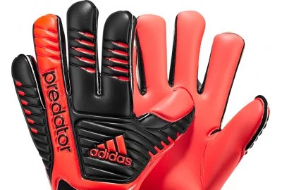 guante-predator-pro-iker-casillas-exclusivo-negro-rojo.webp