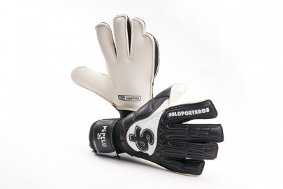 Guantes especiales para Pepelu Villar (AD Alcorcón)