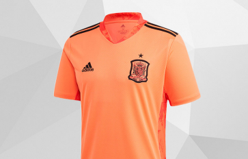 EQUIPACIÓN DE PORTERO DE LA SELECCIÓN ESPAÑOLA DE FÚTBOL